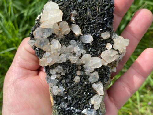 Matrice d’épidote noire avec cristaux de quartz dorés – Cyaleor grossiste minéraux